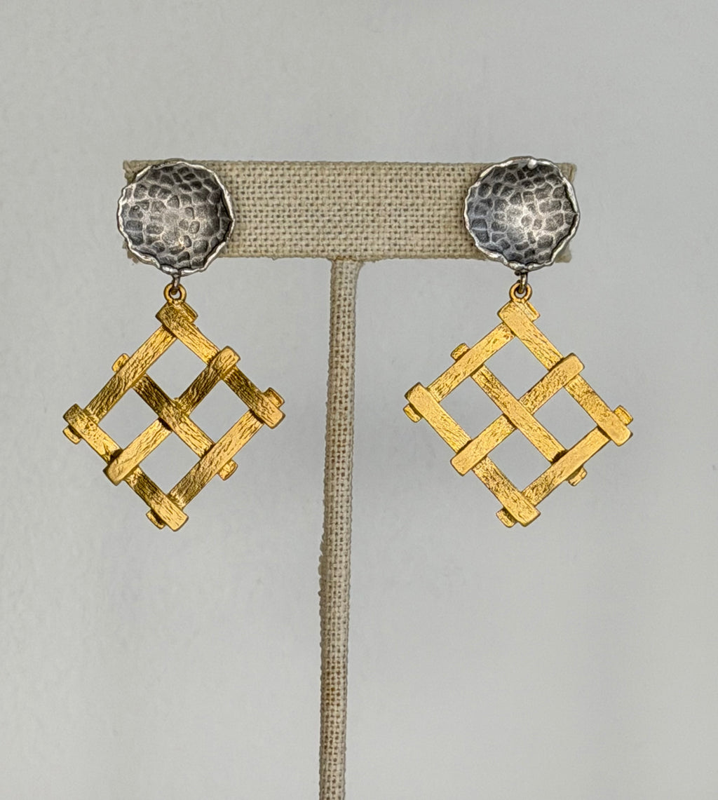 Mesh earring, a combination of gold and silver