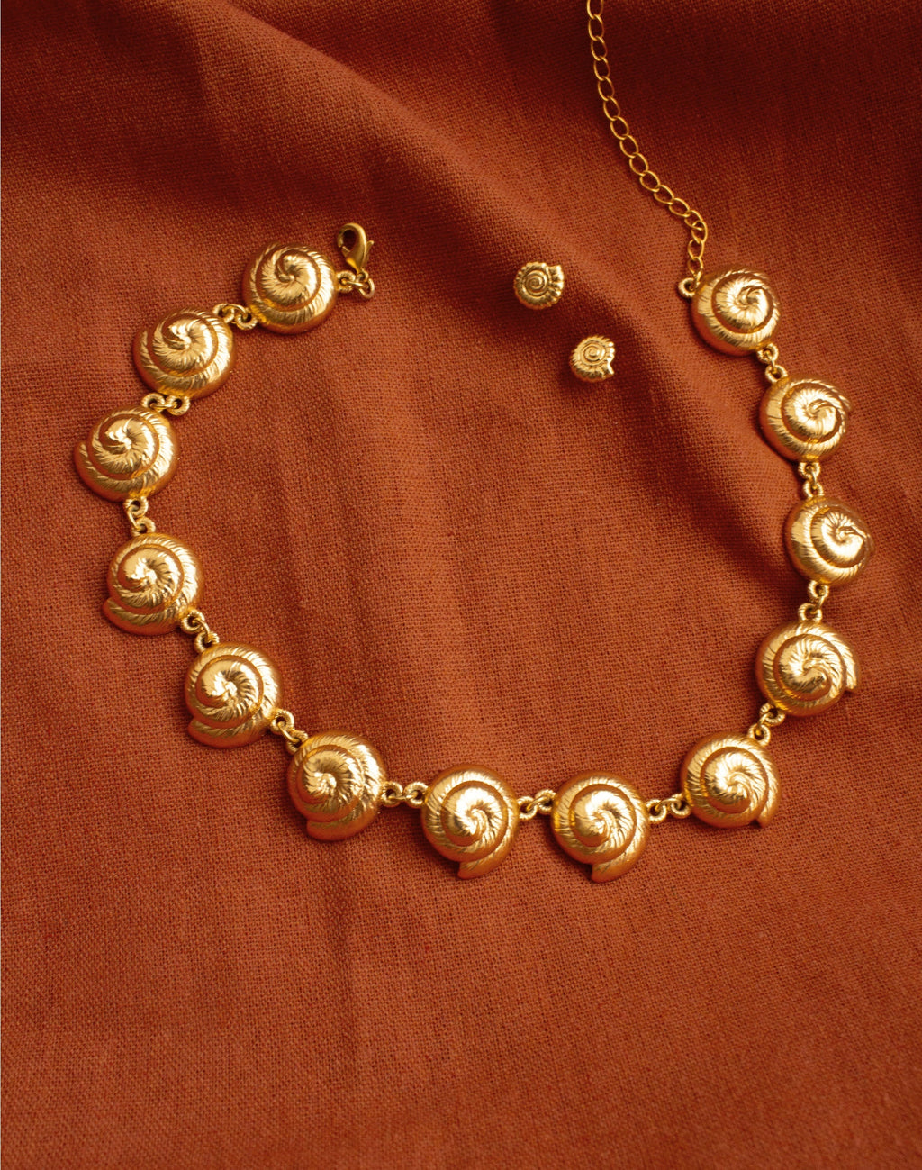 Necklace and studs molusco