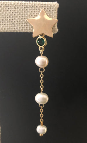 Delicate earring wiht star, green cristal, and beautiful water pearls.
