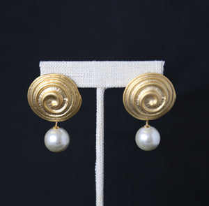 Fossil shape with Pearl Earring, Layer of Gold