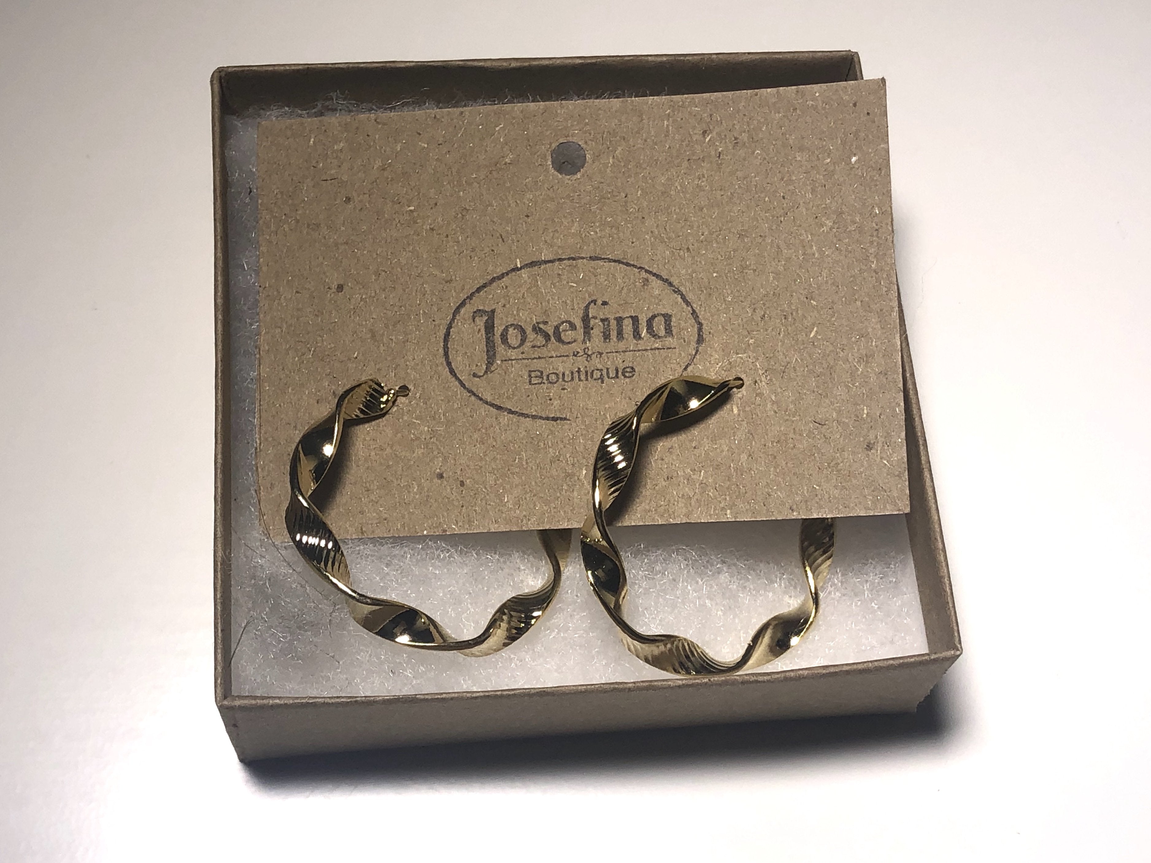 Bronze circular hoop earrings with texture, wavy shapes, for a very elegant and modern look.