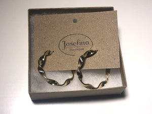 Bronze circular hoop earrings with texture, wavy shapes, for a very elegant and modern look.